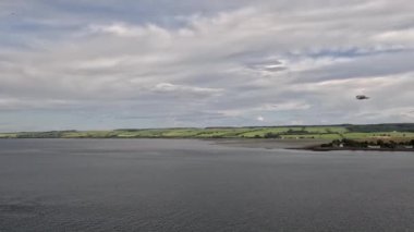 İskoçya 'daki Invergordon kasabasından ayrılan bir gemiden alınan hızlandırılmış kayıt. Gemi denize açılmadan önce Cromarty kasabasını geçiyor.. 
