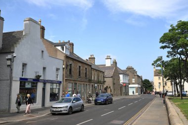 Broad Caddesi 'nin manzarası Kirkwall. Kirkwall, Orkney 'nin başkenti ve en büyük şehridir. Orkney adaları İskoç anakarasının kuzeyindedir..