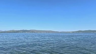 Greenock Kordon Manzarası. Greenock rıhtımından Helensburgh kıyı kasabasının manzarası. Greenock, İskoçya 'nın batısında Clyde' ın Firth of Clyde 'ında yer alan bir kasabadır..