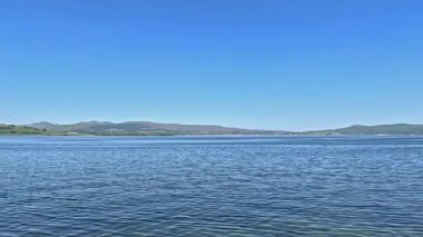 Greenock Kordon Manzarası. Greenock rıhtımından Helensburgh kıyı kasabasının manzarası. Greenock, İskoçya 'nın batısında Clyde' ın Firth of Clyde 'ında yer alan bir kasabadır..