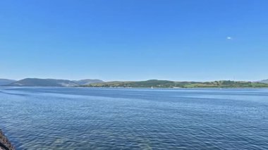 Greenock Kordon Manzarası. Greenock rıhtımından Kilcreggan kıyı köyüne doğru. Greenock, İskoçya 'nın batısında Clyde' ın Firth of Clyde 'ında yer alan bir kasabadır..