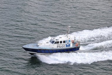 Cromarty Firth limanındaki pilot Invergordon açıklarında çekilmiş. Invergordon, Ross ve Cromarty 'de petrol kuyularının tamiri ile tanınan bir kasabadır..