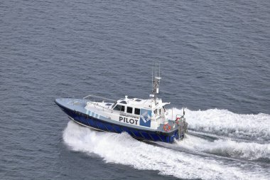 Cromarty Firth limanındaki pilot Invergordon açıklarında çekilmiş. Invergordon, Ross ve Cromarty 'de petrol kuyularının tamiri ile tanınan bir kasabadır..