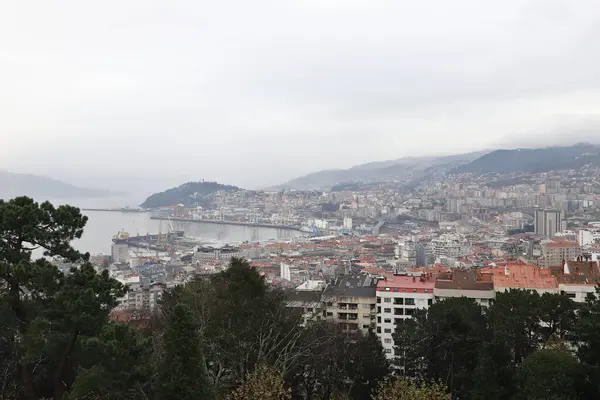 28 Kasım 2023 'te İspanya' nın kuzeybatısındaki San Sebastian kalesinden Vigo limanının manzarası. Vigo dünyanın en büyük balıkçı limanıdır..