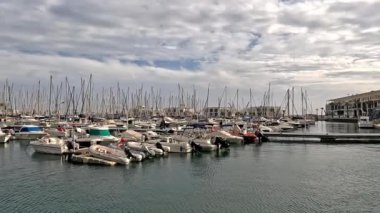 Marina Alicante 'nin manzarası. Limanın kapasitesi 740 'ın üzerinde ve İspanya' nın güneydoğusundaki Alicante limanında bulunuyor..