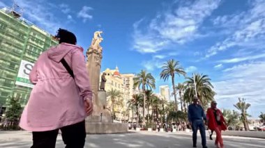 İspanya, Alicante 'deki Explanada gezinti güvertesinin sonundaki Monumento a Canalejas manzarası. Anıt İspanyol politikacı Jose de Canalejas 'a adanmıştır..