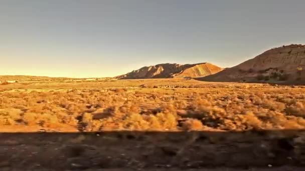 Θέα Από Ένα Τρένο Καθώς Ταξιδεύει Μέσα Από Την Ύπαιθρο — Αρχείο Βίντεο