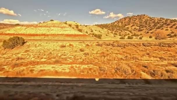 Лагуна Пуэбло Вид Поезда Пересекающего Пустынную Землю Районе Лагуна Пуэбло — стоковое видео