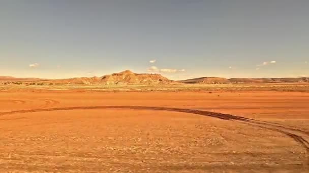 ニューメキシコ州の砂漠を横断する列車からの眺め 列車はアメリカ合衆国でケネリング ナンズ岩形成に近い — ストック動画