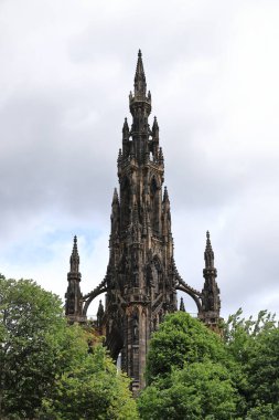 Scott Anıtı. Edinburgh, Princes Street Gardens 'taki Scott Anıtı manzarası. Anıt İskoç yazar Sör Walter Scott 'a adanmıştır..
