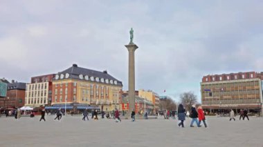 Norveç 'in Trondheim kentindeki Torvet Meydanı (Pazar Meydanı) manzarası. Meydanın ortasında Trondheim 'ın kurucusu Olav Tryggvason' ın heykeli var..