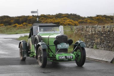 1934 Talbot AV105 Caldbeck, Cumbria 'dan ayrılıyor. Araba, ücretsiz bir halka açık etkinlik olan Uçan İskoç Rallisi 'ne katılıyor..