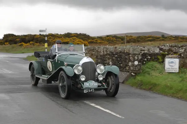 Ein Bentley Tourer Von 1926 Verlässt Caldbeck Cumbria Das Auto lizenzfreie Stockbilder