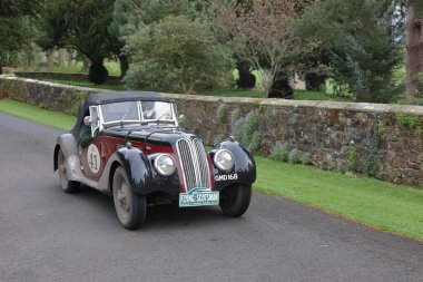 Bir 1937 Frazer Nash BMW 328 Dalston, Cumbria 'daki Rose Castle' a ulaşır. Araba, ücretsiz bir halka açık etkinlik olan Uçan İskoç Rallisi 'ne katılıyor..