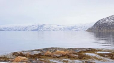 Alta 'dan Altafjord' a bir kış sabahı manzarası. Fiyort Kuzey Norveç 'in Finnmark bölgesindeki Alta Belediyesi' nde bulunmaktadır..