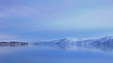 Alta Manzarası. Kuzey Norveç 'teki Alta rıhtımından gün batımında Altafjord boyunca kış manzarası.