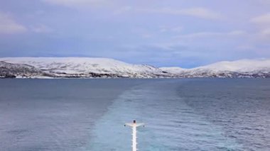 Tromso 'ya yaklaşan bir gemiden alınan hızlandırılmış kayıt. Tromso, Kuzey Norveç 'te Tromsoya adasında bir şehirdir..