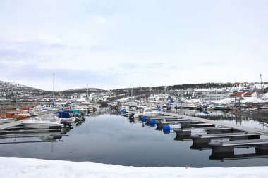 Alta 'daki marinada bir manzara. Alta, Kuzey Norveç 'teki Alta fiyordunda yer almaktadır..