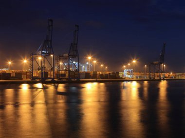 İspanya 'nın Las Palmas de Gran Canaria limanı alacakaranlıkta resmedilmiştir..