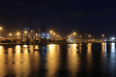 İspanya 'nın Las Palmas de Gran Canaria limanı alacakaranlıkta resmedilmiştir..