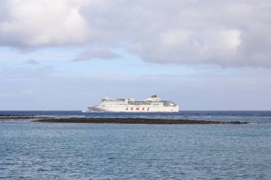 Naviera Armas tarafından işletilen feribot gemisi Volcan De Tinamar 'ın İspanya' nın Lanzarote adasındaki Arrecife limanına yaklaştığı resmedilmektedir. Gemi 2011 'de inşa edildi..