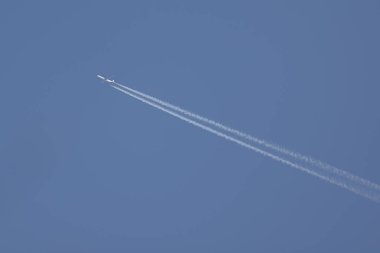 Bir İzlanda Airbus A321 Kuzey İngiltere 'de, Cumbria, Southwaite üzerinde uçar. 35,975 fitte uçan uçak Londra Heathrow 'dan Reykjavik' e hareket ediyor..