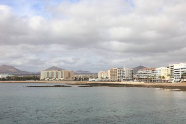 Arrecife 'deki Playa Del Reducto manzarası. Arrecife, İspanya 'nın Kanarya Adaları' ndan biri olan Lanzarote 'nin başkentidir..