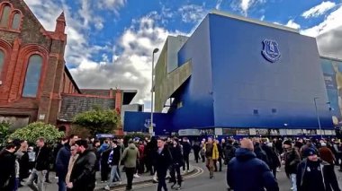 Goodison Yolu 'ndan Goodison Park' a ve Aziz Luke Kilisesi 'ne giden manzara. Goodison Park Everton Futbol Kulübü 'nün evidir..