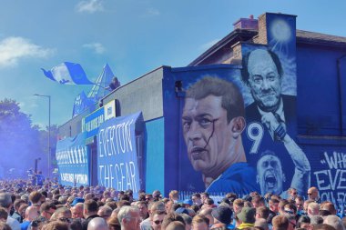 Goodison Park 'ın dışında oynanan ilk erkek takım maçından önceki sahneler. Goodison Park 1892 'den beri Everton FC' nin evindeydi..