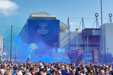 Goodison Park 'ın dışındaki sahneler, orada oynanan ilk erkek takım maçından önce. Goodison Park 1892 'den beri Everton FC' nin evindeydi..