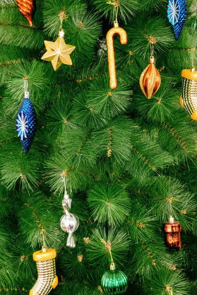 Noel ağacı ve oyuncaklarla süslenmiş Yeşil Ağaç 