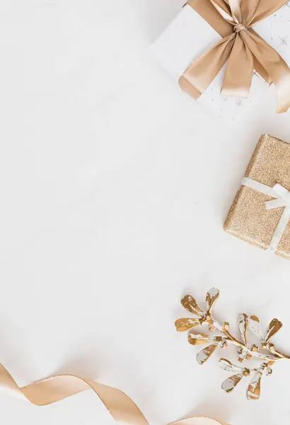 Altın hediyeler ve altın kurdelelerle Noel arkaplanı