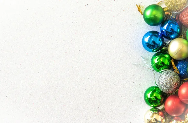 Noel arkaplanı. Beyaz arka planda Noel süslemesi