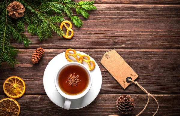 Kahve ve noel ağacının dalları ahşap masada.