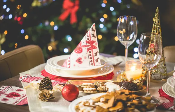 Tavolo Festivo Natale Con Candele Decorazioni Foto Stock