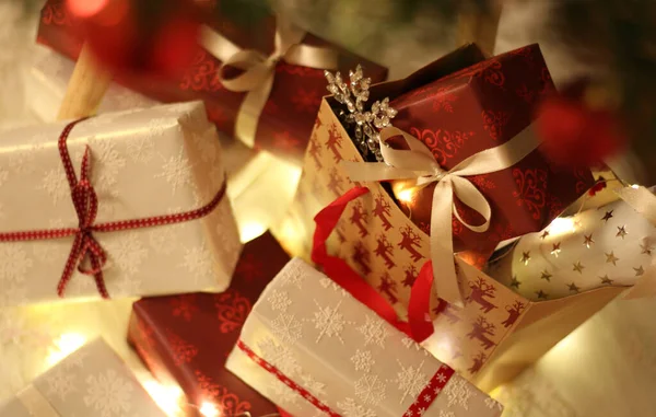 Regali Natale Confezioni Regalo Bianche Dorate Immagini Stock Royalty Free