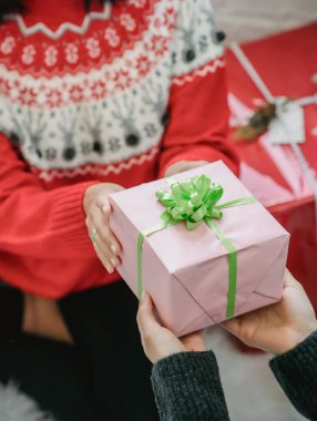 Noel hediyesini paketlenmiş bir hediye kutusuyla vermek.