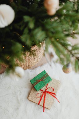 Yeşil ve Altın Kurdele Noel için hediye paketleri
