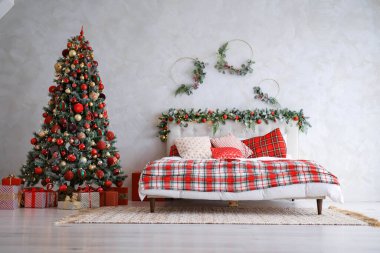 Noel için iyi dekore edilmiş bir oda dolusu boşboğaz Xmas Ağacı ve hediye paketlerinde hediyeler.