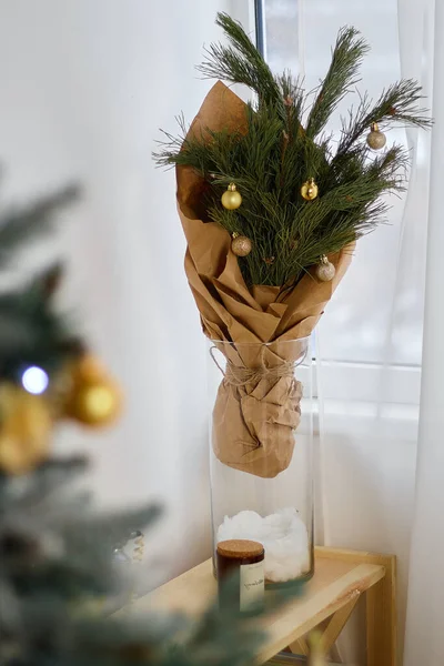 Bulanık arka planı olan cam bir şişede Noel Buketi