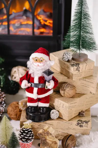Χριστουγεννιάτικα Δώρα Άγιος Βασίλης Κάθεται Ένα Σωρό Από Κουτιά Δώρων — Φωτογραφία Αρχείου