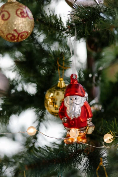 Χριστουγεννιάτικες Εικόνες Gnome Santa Claus Κρέμεται Μια Κορδέλα Ένα Διακοσμημένο — Φωτογραφία Αρχείου