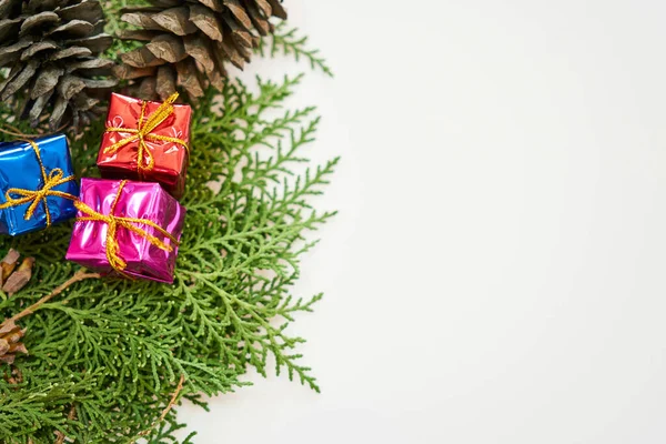 Πολύχρωμα Χριστουγεννιάτικα Δώρα Κουτιά Και Δέντρο Ένα Απλό Λευκό Φόντο — Φωτογραφία Αρχείου