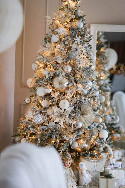 Boşboğaz ile süslenmiş büyük bir Noel Ağacı 'nın yakınında.
