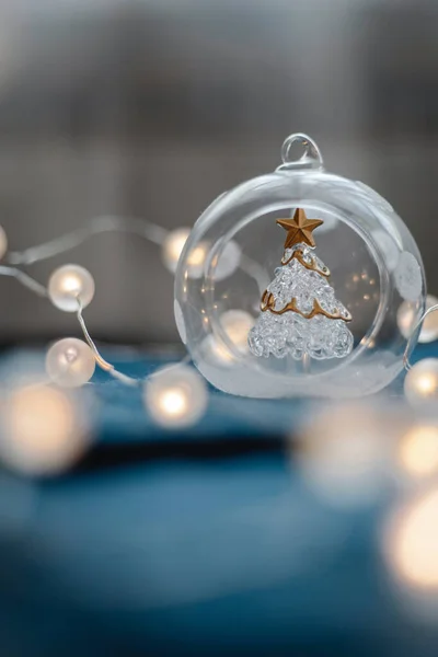 Κρυστάλλινο Διακοσμητικό Χριστουγεννιάτικο Δέντρο Αστέρι Μια Χιονόμπαλα — Φωτογραφία Αρχείου