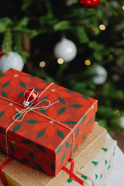Πολύχρωμα Κουτιά Δώρου Χριστουγεννιάτικα Δώρα Σωρός Ένα Θολό Χριστουγεννιάτικο Δέντρο — Φωτογραφία Αρχείου