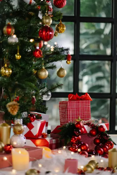 Noel Ağacı dekoratif geçmişine sahip renkli Kırmızı ve Altın Boşluklar
