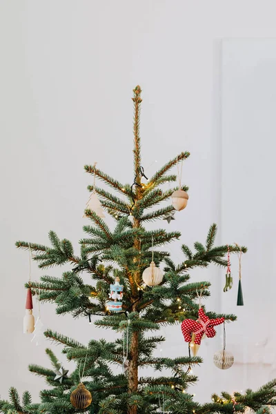 Διακοσμημένο Χριστουγεννιάτικο Δέντρο Λευκό Φόντο — Φωτογραφία Αρχείου