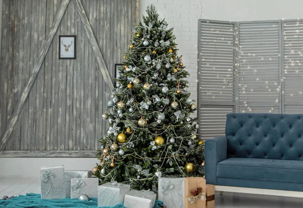 Süslü Noel ağacıyla dolu, boşboğazlar hediye kutuları bir sürü hediye odası.