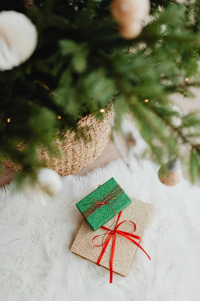 Πράσινο Και Χρυσή Κορδέλα Τυλιγμένα Κουτιά Δώρου Για Χριστούγεννα — Φωτογραφία Αρχείου